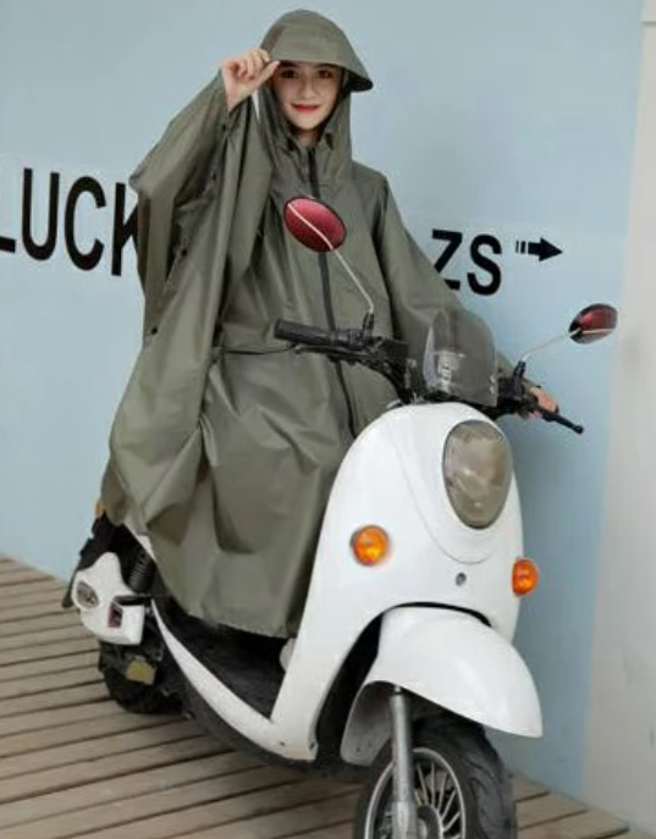 斗篷式雨衣，219-369元。（乐天市场提供）