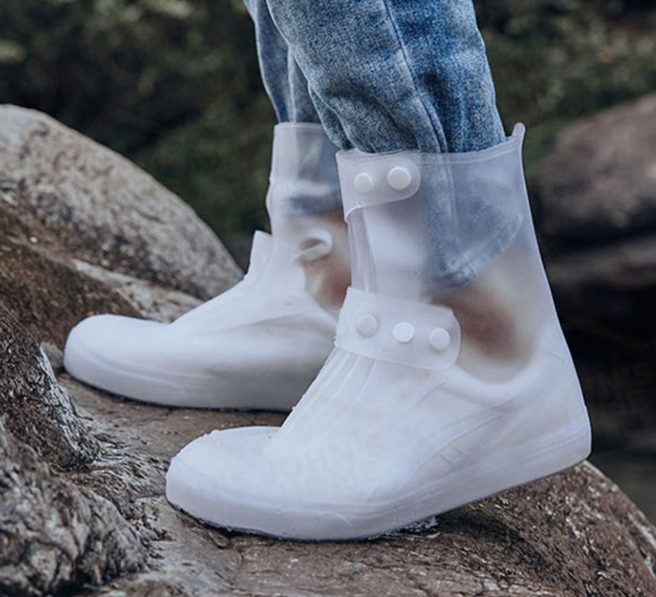 一体式全防水软胶雨鞋套，原价569元，特价199元。（乐天市场提供）