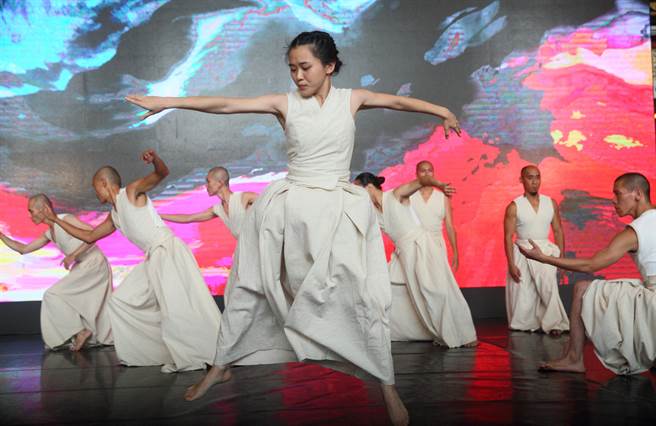 2023年推出經典作品《墨具五色》2.0，該作透過書法「一墨而五色具，五色又源於墨」的相生關係展開創作演出。（張鎧乙攝）