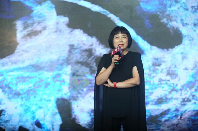 優人神鼓成軍35年，2023年推出經典作品《墨具五色》2.0，潑彩畫家柯淑玲（如圖）說明創作歷程。（張鎧乙攝）