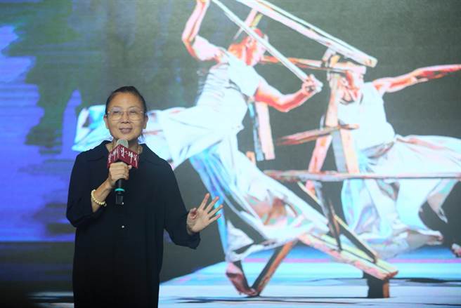 優人神鼓成軍35年，2023年推出經典作品《墨具五色》2.0，創辦人劉若瑀（如圖）說明創作過程。（張鎧乙攝）