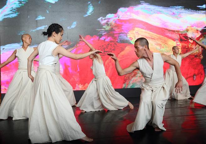 2023年推出經典作品《墨具五色》2.0，該作透過書法「一墨而五色具，五色又源於墨」的相生關係展開創作演出。（張鎧乙攝）