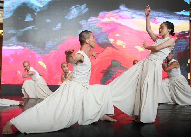 2023年推出經典作品《墨具五色》2.0，該作透過書法「一墨而五色具，五色又源於墨」的相生關係展開創作演出。（張鎧乙攝）