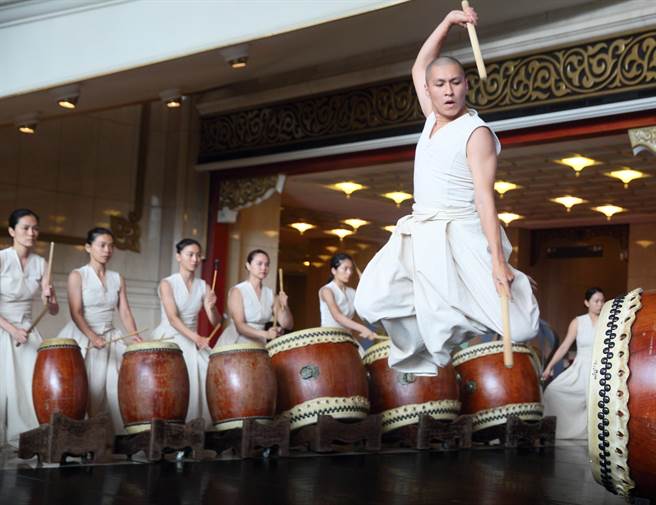 優人神鼓2023年推出經典作品《墨具五色》2.0，該作透過書法「一墨而五色具，五色又源於墨」的相生關係展開創作演出，預計9月在台北國家戲劇院、11月在台中國家歌劇院及12月在高雄衛武營國家藝術文化中心演出。（張鎧乙攝）