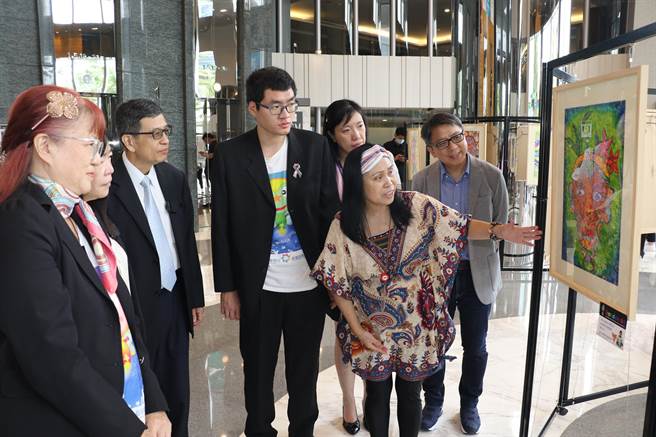 乌来泰雅族从事艺术创作的林秀英老师解说星奇儿对泰雅族纹面文化的创作。（新北市社会局提供）