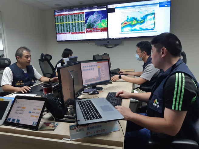 台北市灾害应变中心已三级常时开设，且工务局水利处成立24小时防汛值日室。（图／北市消防局提供）