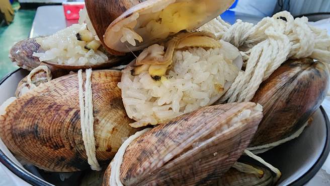 蒸熟后的大蛤饭溶入了蛤肉的鲜甜汤汁，饭香味鲜。（许逸民摄）