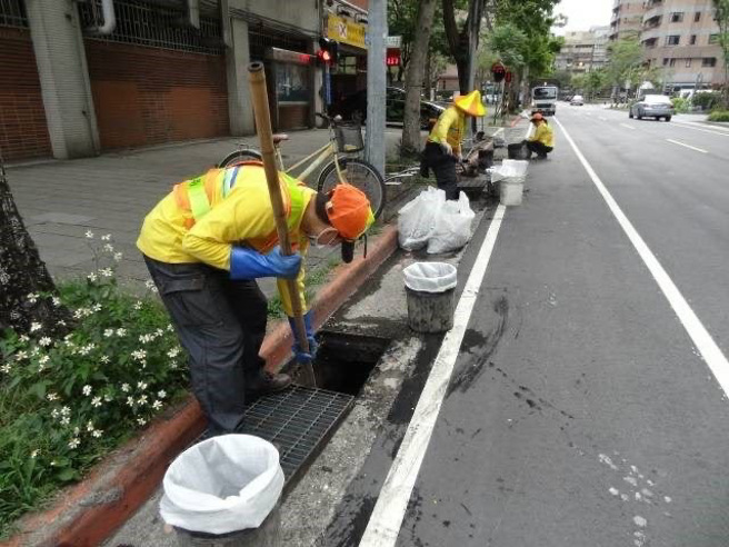 台北市灾害防救办公室表示，因应本次滞留锋面降雨，已要求市府各防救灾局处加强沟渠清疏、路树强固及抽排水机组进行测试等整备作业。（图／北市消防局提供）