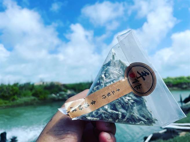 手作的扁鱼乾包装成粽子状的礼盒。（业者提供／许逸民澎湖传真）
