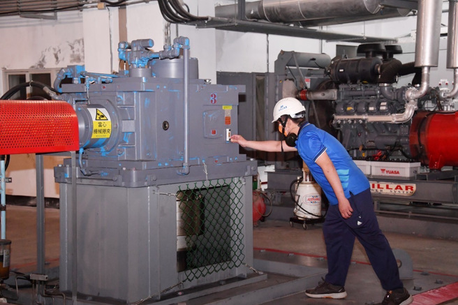 台北市灾害防救办公室表示，因应本次滞留锋面降雨，已要求市府各防救灾局处加强沟渠清疏、路树强固及抽排水机组进行测试等整备作业。（图／北市消防局提供）