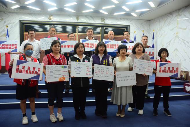 因仍有多项有关地方补助款等提案未过，国民党多位议员到议场外举牌抗议。（王志伟摄）