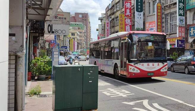 基北北桃1200月票將在7月上路，經統計在外縣市發車，行經桃園往返基北北桃有53條，卻因起迄站之一不在基北北桃，無法使用月票。（賴佑維攝）