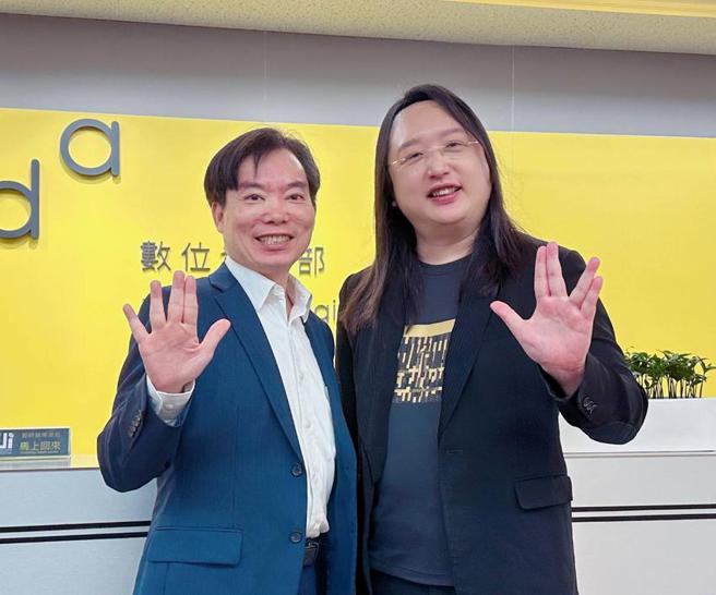 IMA首创，台湾最佳IT雇主奖「IT Matters Awards」培育IT软实力。图左为台湾大哥大资讯长暨中华民国资讯经理人协会理事长蔡祈岩，右为数位部部长唐凤。（图／中华民国资讯经理人协会）