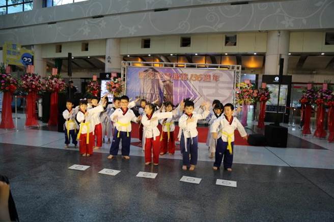 台铁板桥站今举行铁路节庆祝活动。（台铁板桥站提供）