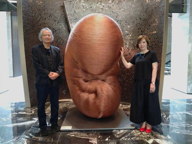 亚昕科博馆新案于七期公益路接待会馆，展出国内外知名艺术家作品，维昕国际建筑董事长张维珍（右）、建筑师许荣江与艺术品合影。（图／曾丽芳）