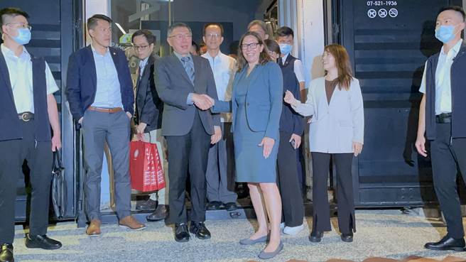 柯文哲9日南下高雄，于高雄典藏驳二餐厅ARTCO与美国在台协会（AIT）主席罗森柏格会面。（洪浩轩摄）