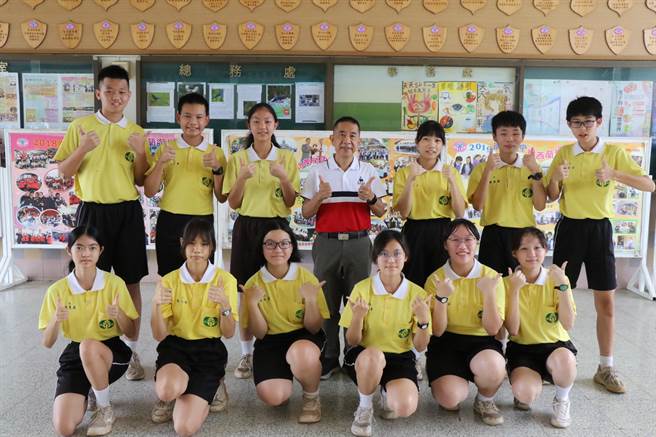 国中会考成绩9日出炉，屏东南荣国中传出捷报，有132人各学科成绩达A＋＋，写作6级满级分则有13人、5级分170人。（南荣国中提供／谢佳潾屏东传真）