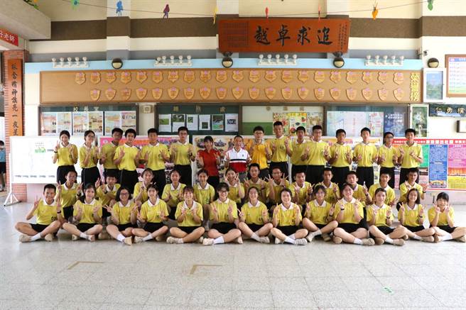 国中会考成绩9日出炉，屏东南荣国中传出捷报，有132人各学科成绩达A＋＋，写作6级满级分则有13人、5级分170人。（南荣国中提供／谢佳潾屏东传真）