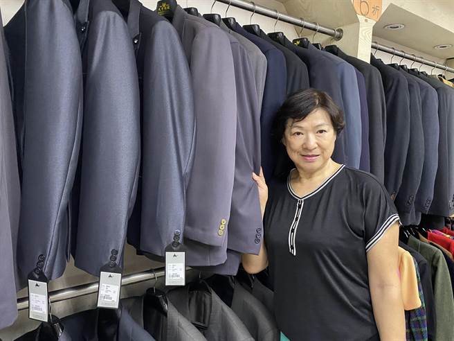 陈丽丝说，最后一天营业店里的西服和西裤均一价500元，一套西装1千元。（孙英哲摄）