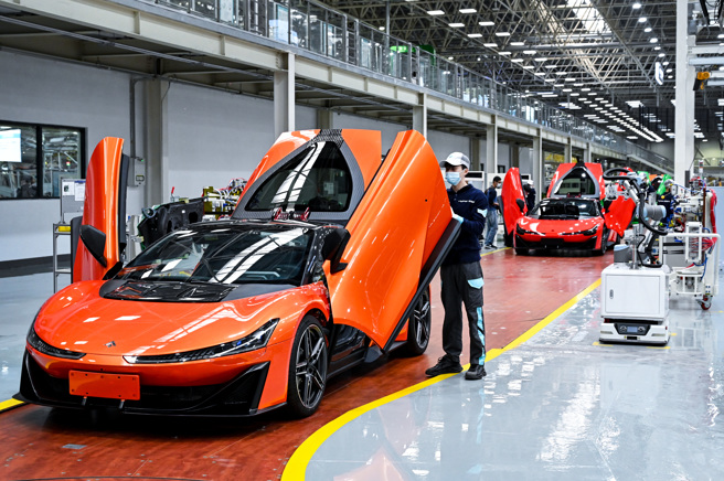 位于广州市的广汽埃安新能源汽车在5 月的大陆市场挤下特斯拉，成为仅次于比亚迪的大陆新能源车销售第2名。图为广汽的新能源超级跑车总装线。（图／中通社）
