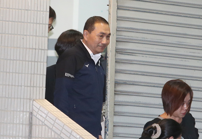 在新北幼儿园喂药案家长说明会结束后 ，新北市长侯友宜（中）9日晚间步出会场离开。（姚志平摄）