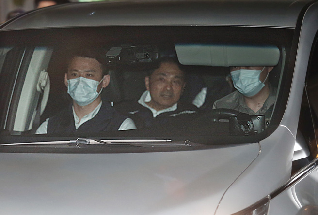 在新北幼儿园喂药案家长说明会结束后 ，新北市长侯友宜（中）9日晚间步出会场搭车离开。（姚志平摄）