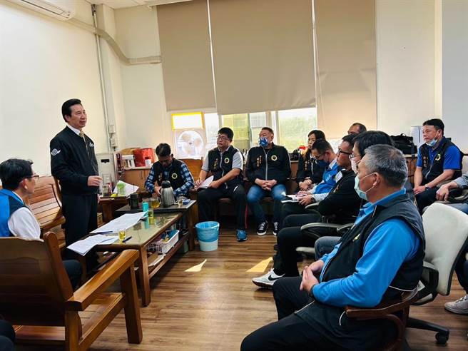 县长陈福海(左二)前进酒厂与总领班及工会代表等基层员工座谈，接获不少部门反应「缺工」的心声。(图／金门县政府提供)