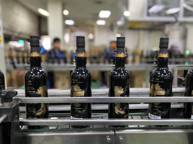 金酒表示，此次招考的50名员工，主要从事基层生产线酿酒等相关工作，因此体力与身体状况是最重要的考量。(于家麒摄)★《中时新闻网》关心您：饮酒过量，有碍健康。酒后不开车，安全有保障！