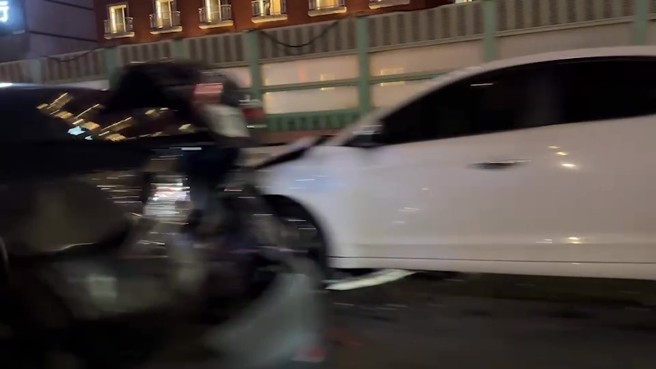 北市建国高架3车追撞车祸。（翻摄画面）