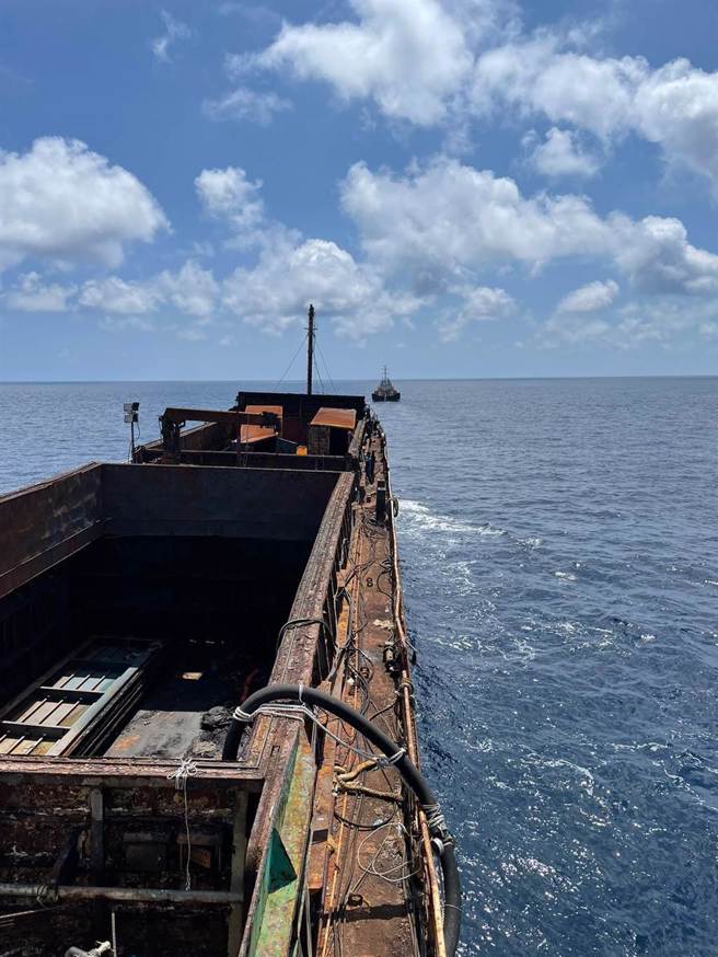 船体正拖往高雄港。（翻摄照片／高雄洪靖宜传真）