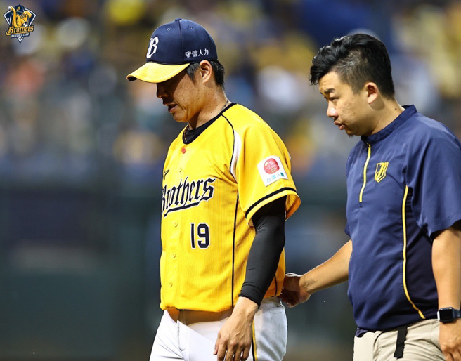 中信兄弟郑凯文在4局上被陈晨威强袭球击中左手前臂提前伤退。（中信兄弟提供）