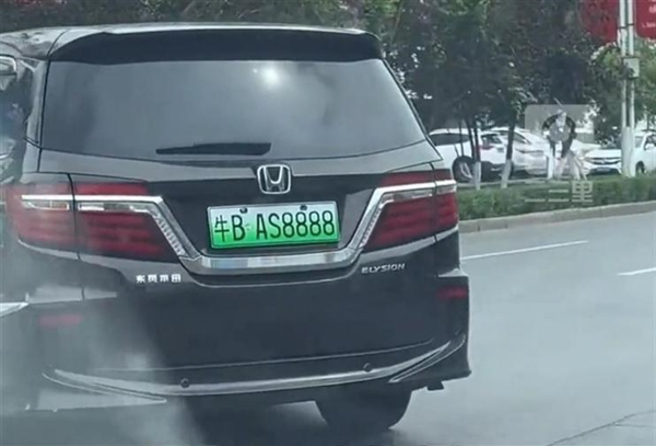 大陆黑龙江车主为爱车装上牛B车牌引起热议，最后是被公安局处罚至少8600元以上，并且可能被处15日以下拘留。（图／快科技）