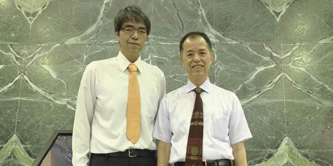 （宏全国际总裁曹世忠（右）、新任总经理曹宏宇（左）合影。图／刘朱松）