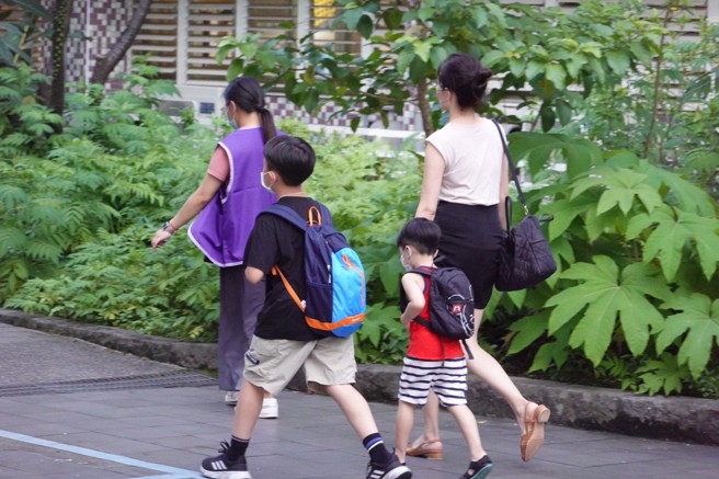 因应新北幼儿园喂药案，新北市政府9日在新北市莒光国小举行家长说明会，傍晚时陆续有家长前往会场。（姚志平摄）
