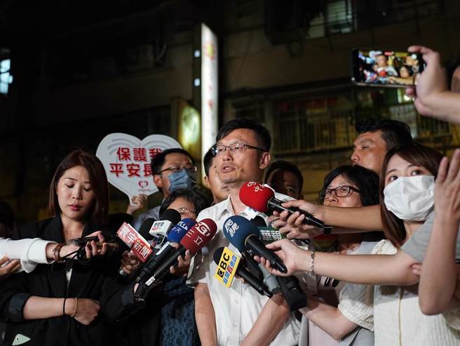 今晚的说明会表定在晚间6时开始，直到晚间8时许才结束，会后由张明文、陈润秋以及社会局副局长许秀能一起展开联访。（黄敬文摄）