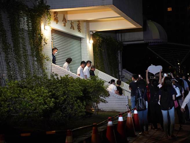 新北市板桥区私幼喂药案全国关注，新北市教育局今晚再度于板桥莒光国小举办说明会，新北市长侯友宜、新北市副市长朱惕之、教育局长张明文、卫生局长陈润秋以及社会局副局长许秀能皆出席与家长对话。（黄敬文摄）