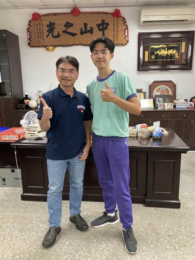 桃园新屋大坡国中校长黄博钦（左）表示，戴翔安（右）学习能力强，是师生眼中的模范生。（黄博钦提供／蔡明亘桃园传真）