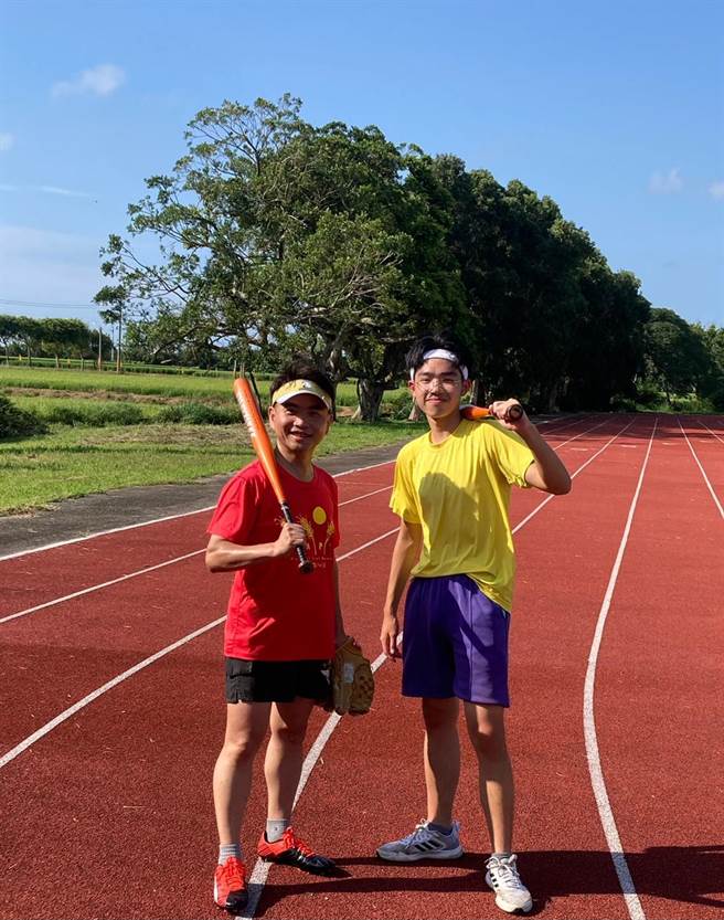 桃园市新屋区大坡国中学生戴翔安（右）于会考获得5A9＋佳绩。（黄博钦提供／蔡明亘桃园传真）