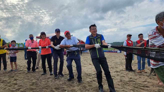 新北市乐活节牵罟趣活动由金山和万里区一起在下寮海滩举办。（黄敬文翻摄）