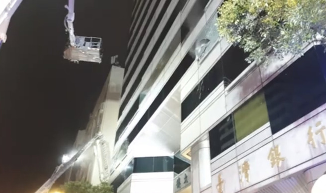 今（9）日晚间8时许台北市松山区復兴北路一栋商办大楼传出火警，消防局获报后立即派员赶赴现场抢救。（翻摄画面）