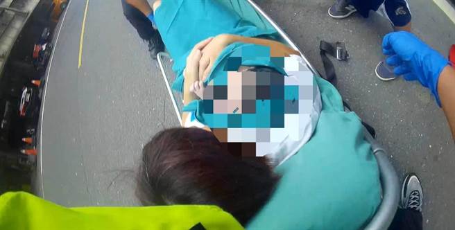 新北市消防局昨(8)日下午1时许获报，新北市三芝区有位孕妇羊水已破，且胎儿头部已露出，三芝消防分队救护人员胡志杰、洪豊菘赶抵现场后立即展开接生作业，所幸女婴顺利产下，母女均安。(黄敬文翻摄)