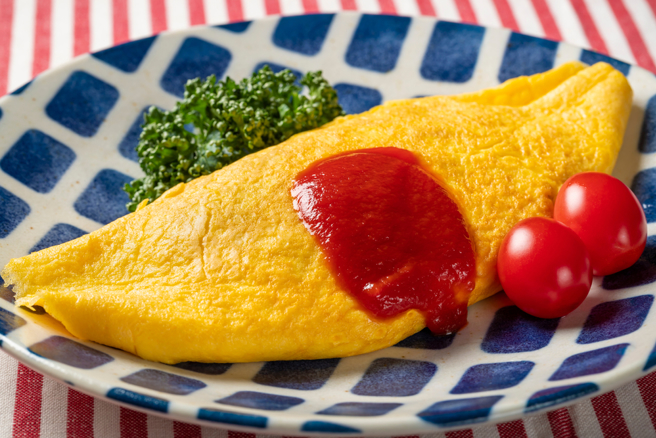 蛋包饭考验着料理者的基本功，不少人都弄错番茄酱加入的时机。(图／shutterstock)