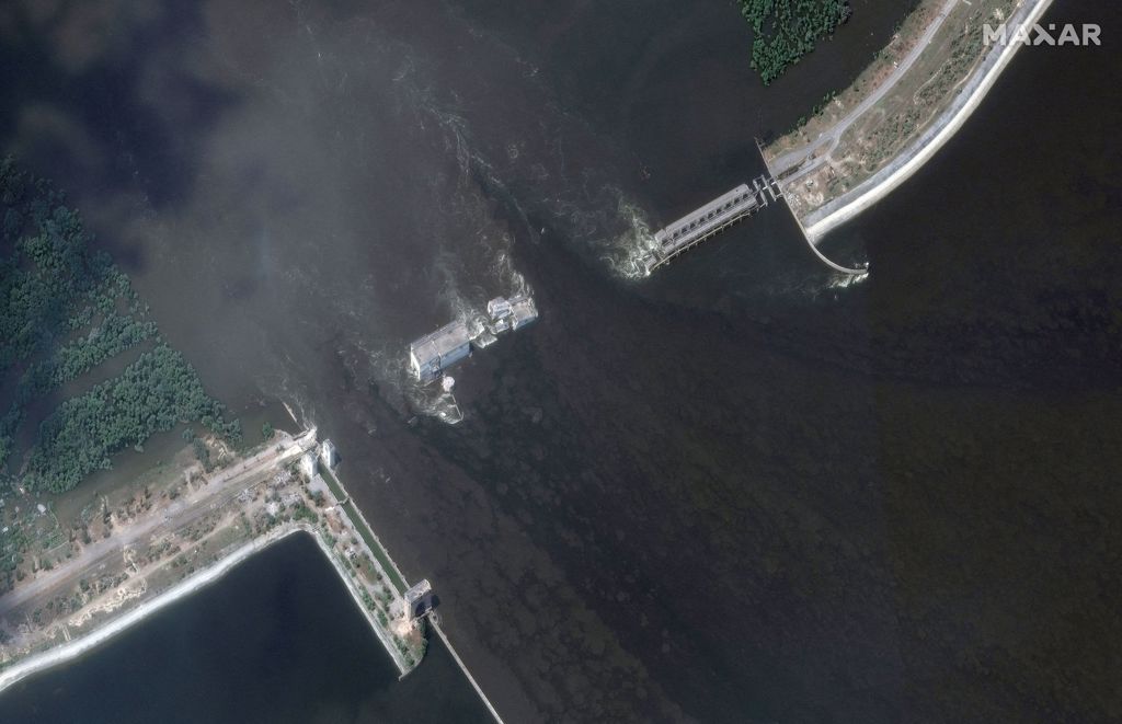 乌克兰9日发布一条声称是俄罗斯的通讯，显示新卡科夫卡（Nova Kakhovka）大坝遭到炸毁是俄军所为。空拍画面可看到水坝爆炸后断成两半。（图／路透）(photo:ChinaTimes)