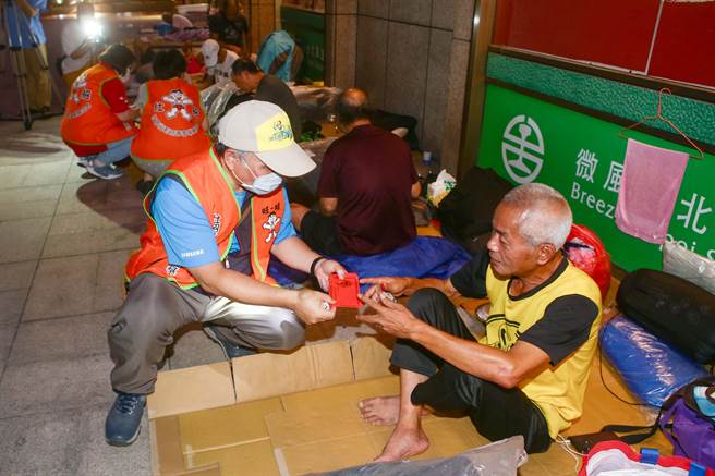 仕招基金会关怀游民系列活动，9日晚间到台北火车站发放端午节礼金，送暖做爱心。（邓博仁摄）