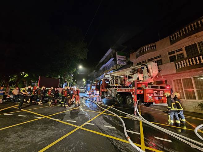 新店侨信路民宅凌晨传出火警。（民眾提供）