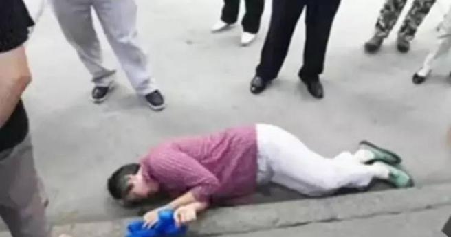 老人倒在路边，女大生好心助人竟被反咬。（图／翻摄自搜狐）
