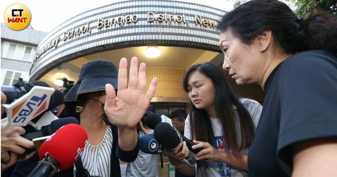 外传彩虹药水是感冒药水，家长则不相信此说法，希望能得到真相。（图／赵世勋摄）