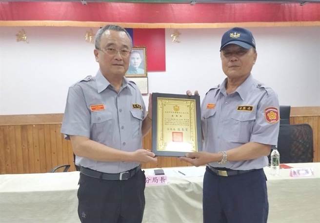 高雄仁武警分局的大树义警分队长许文义（右）日前荣退，警方对此感到相当不舍。（翻摄照片／林瑞益高雄传真）