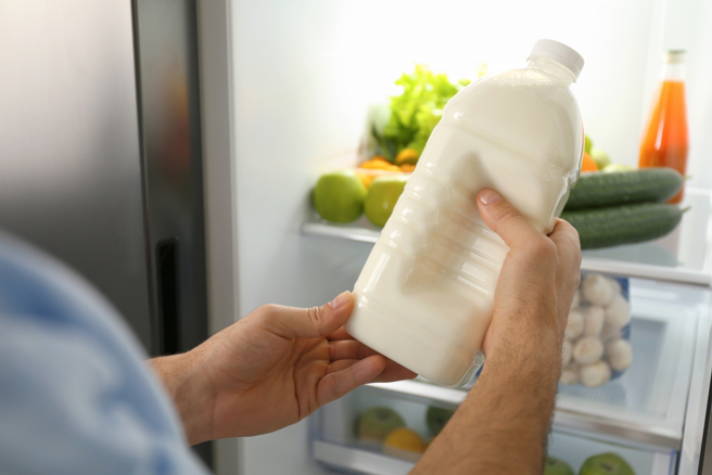 鲜奶放冰箱门恐坏更快，专家曝最佳保存位置。（图／shutterstock）