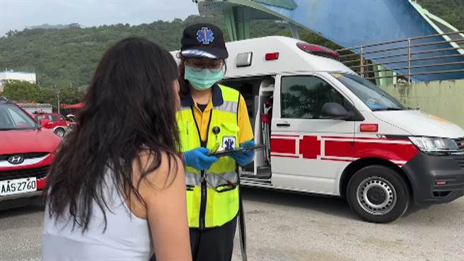 新加坡籍女性民眾被救援上岸时，明显体力不支，所幸经救护人员检查后，并无大碍。（民眾提供／萧嘉蕙台东传真）